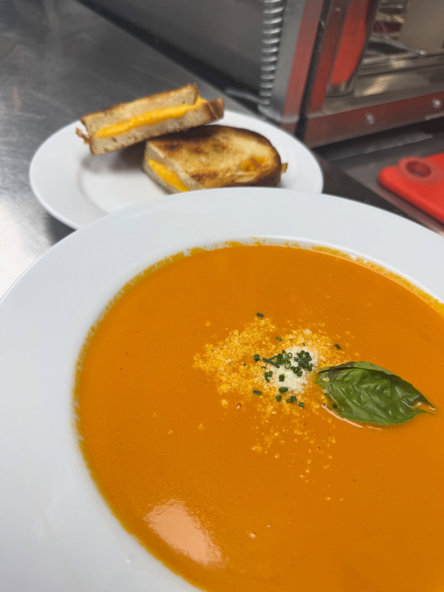 Cloudy, rainy, and calling for comfort food ☁️🍅🧀
Tomato soup & grilled cheese, the perfect cozy combo for $15 at Parque 1055.
#parque1055 #comfortfood #tomatosoup #grilledcheese #rainydayvibes #eats #foodspecial #cozyfood #special #restaurant