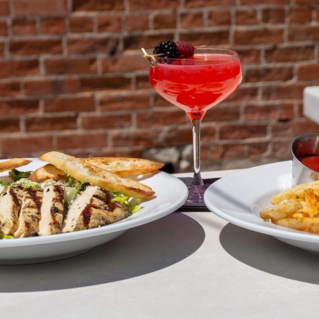 Girl dinner made easy:
🍸 1 martini
🥗 Caesar salad + 🍟 fries
All for $30 at Parque 1055!

#restaurant #foodie #girldinner #805eats #santapaula