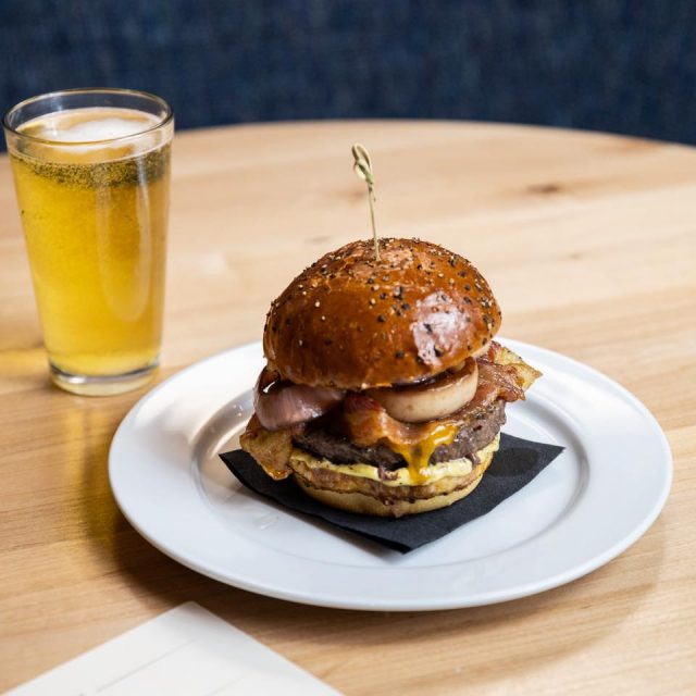 🍔+🍺 = 😍
Every Wednesday at Parque 1055, get a burger, fries & a beer for just $25!

Come thru for midweek goodness 😋 

📸: @mariahgreencreative 

#burgerandbeer  #wednesdaymood  #restaurant #santapaula