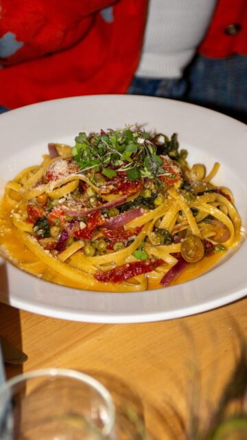 Hold the screen to get your drinks faster… 🍹😂
Have you guys tried this hack? Let us know in the comments if it actually worked for you! 👀👇
#drinks #cocktailfun #parque1055 #santapaula #sipsiphooray