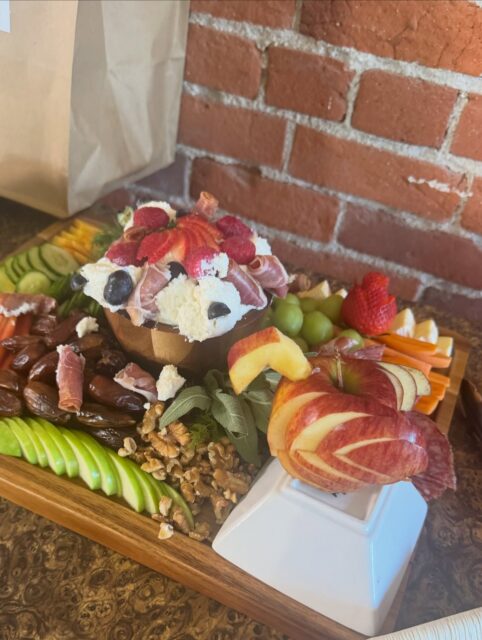 Which one’s Chef’s… and which one’s Heather’s? 👀🧀

Two boards, two styles, but only one guess 🤭
Drop your pick below ⬇️

Winner gets bragging rights (and maybe we spill who really has the better taste 😏)

#charcuterieboard #eats #parque1055 #foodie #guessinggame