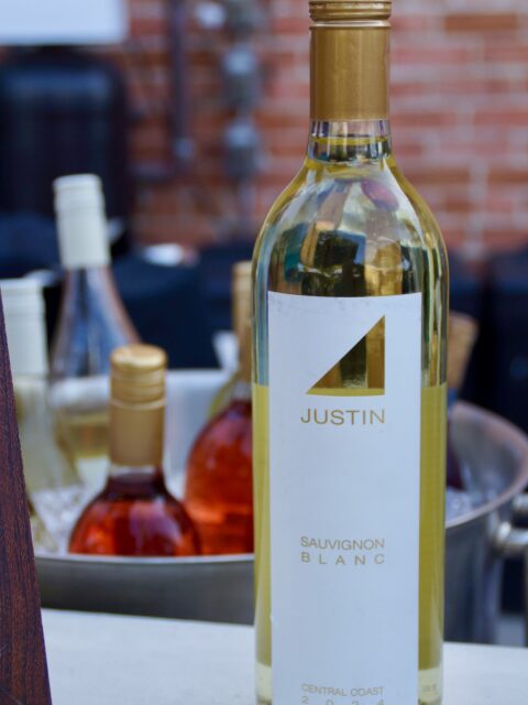 A crisp glass of Justin Sauvignon Blanc pairs perfectly with just about anything on the menu. Stop by and let us pour you something you’ll love. 🍷

#parque1055 #winetime #justinwine #centralcoastwines #winelover