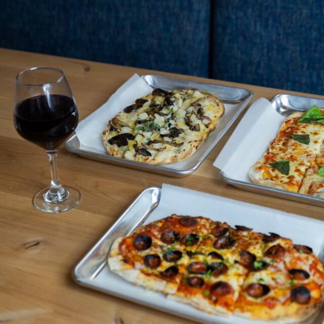 Golden crust, melty cheese, and the perfect excuse to grab a drink and stay awhile 🍕🍷

And don’t forget, extended happy hour is Monday–Wednesday from 3PM–9PM! 🤍

📸 : @mariahgreencreative 

#parque1055 #happyhour #venturacounty #pizza #cocktails